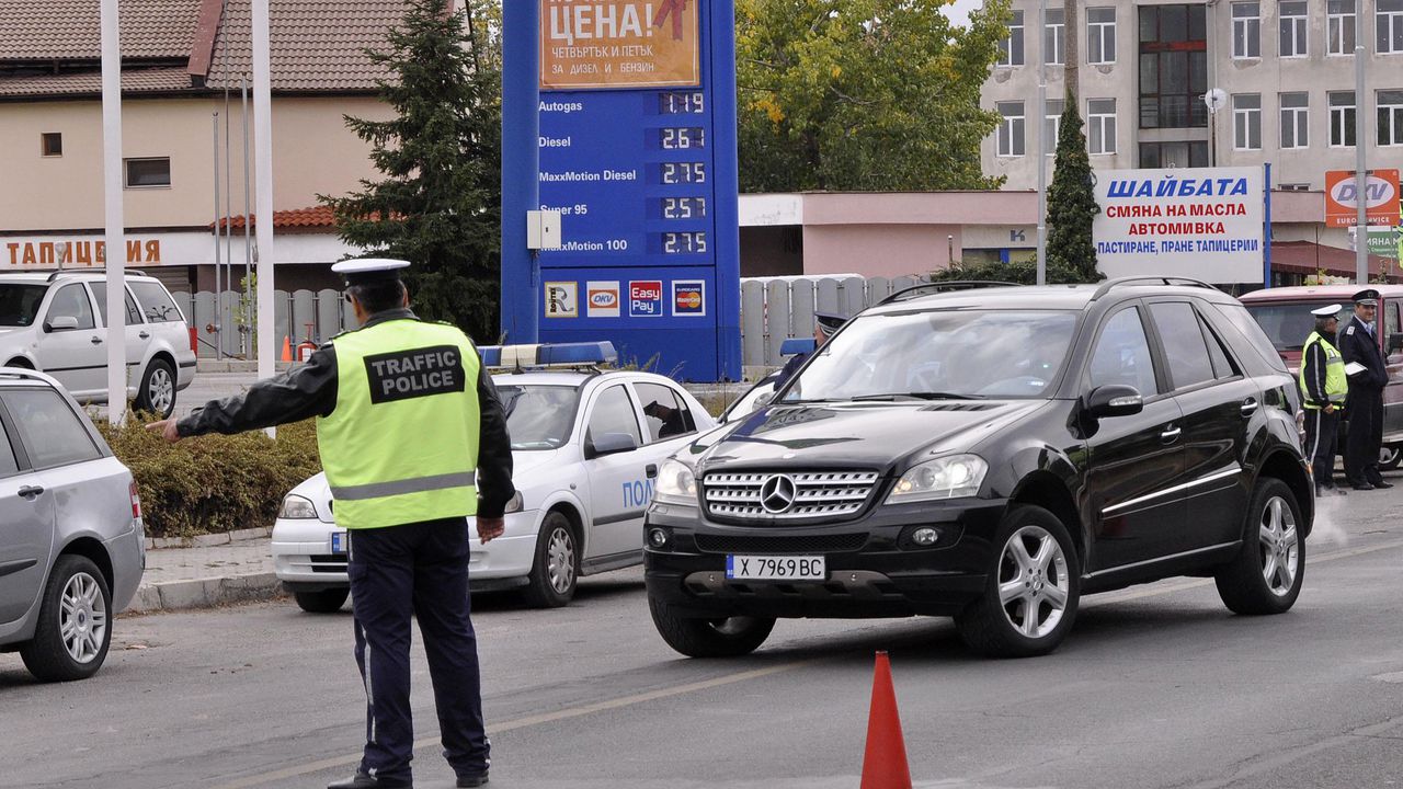 Шофьор на микробус за малко да прегази пътен полицай
