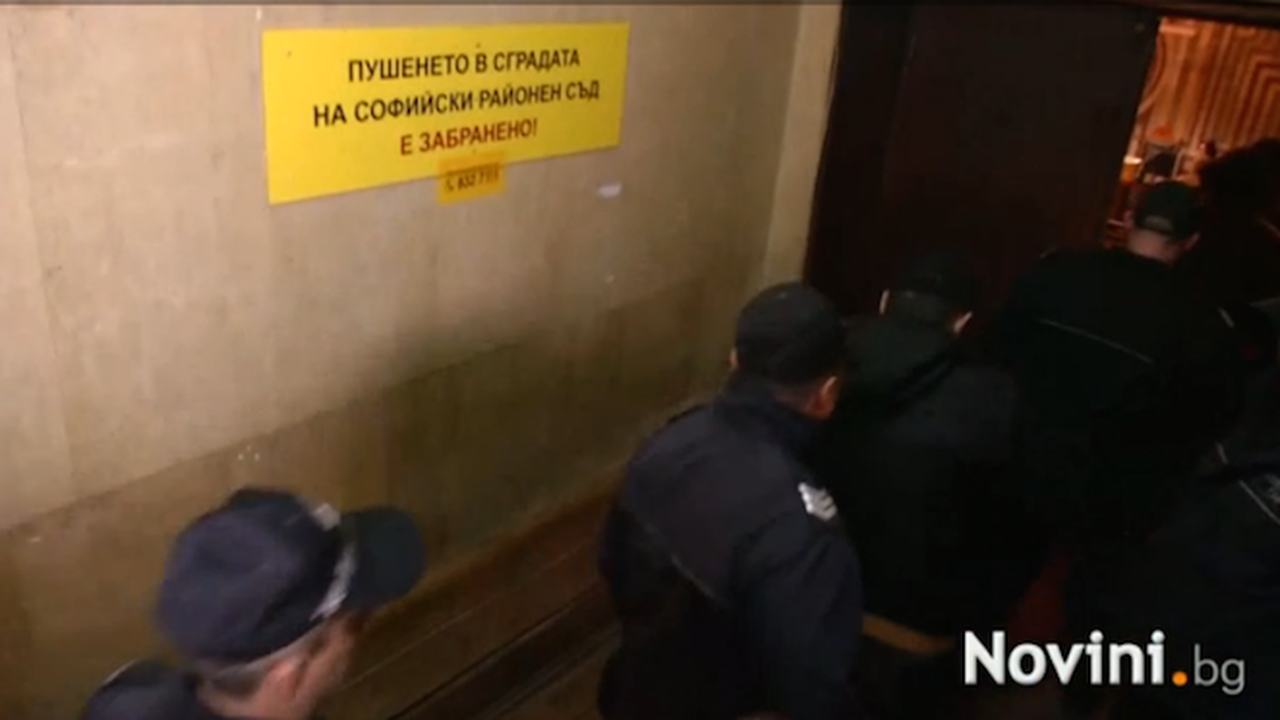 Оковани във вериги доведоха в съда биячите от Околовръстното, оставиха ги в ареста (обновена+видео)
