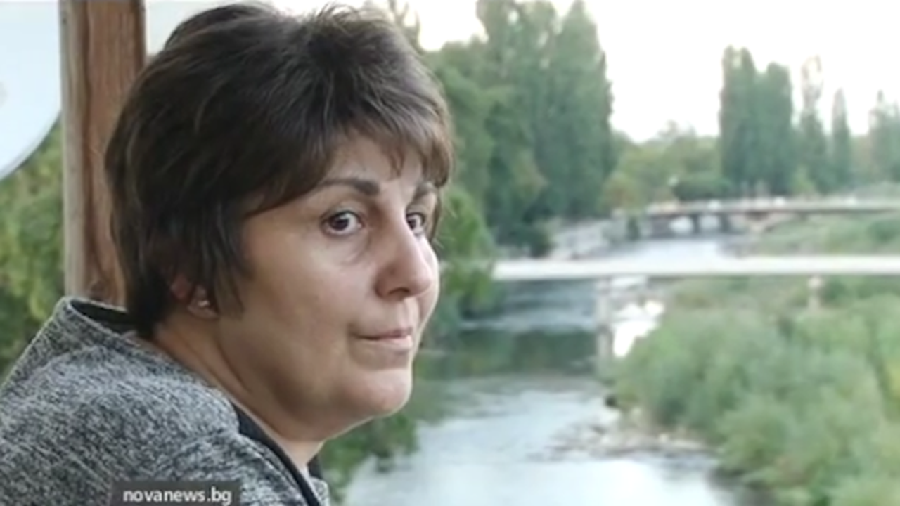 Деца се борят за живота на любимата си учителка