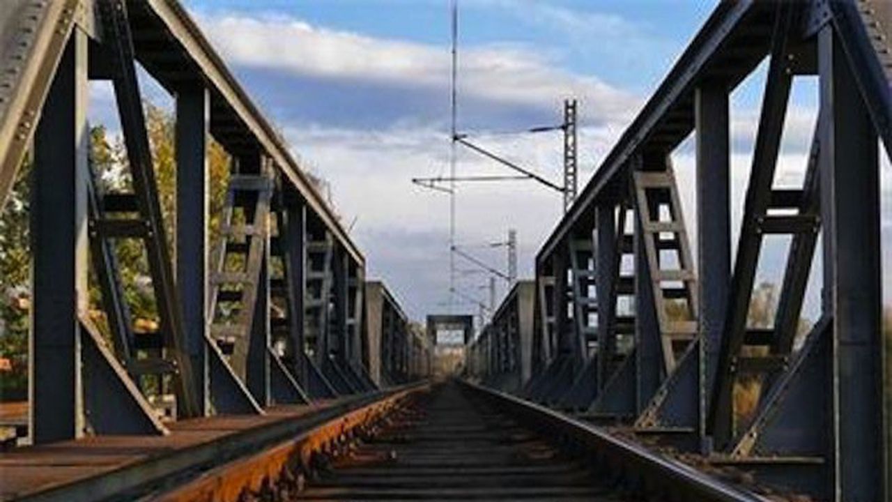 Цигани крадат къс по къс железния мост в Димитровград (снимка)