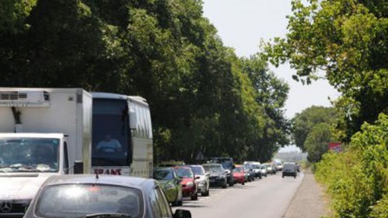 Хора на бунт, блокираха движението по Е79