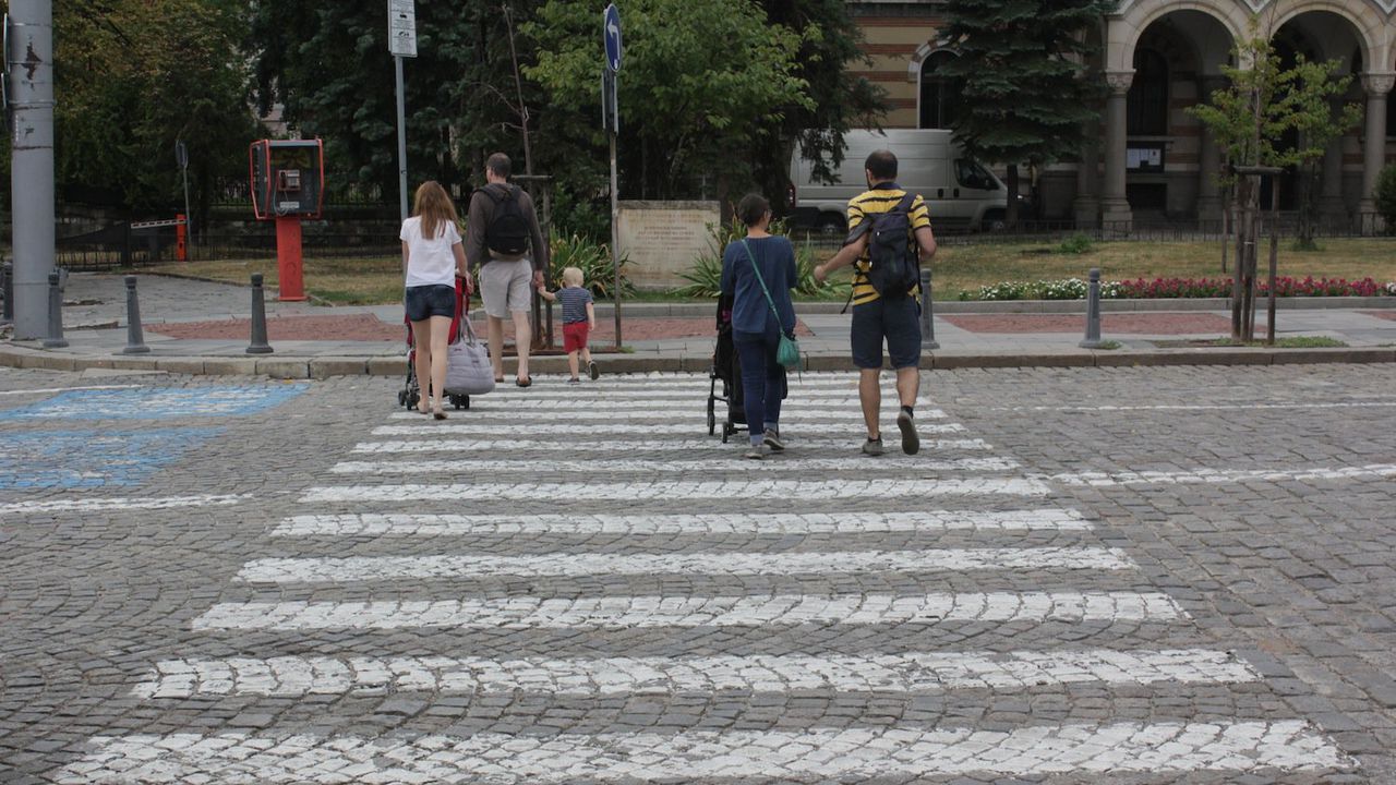 Моторист блъсна служителка на фирма "Чистота" на пешеходна пътека и избяга