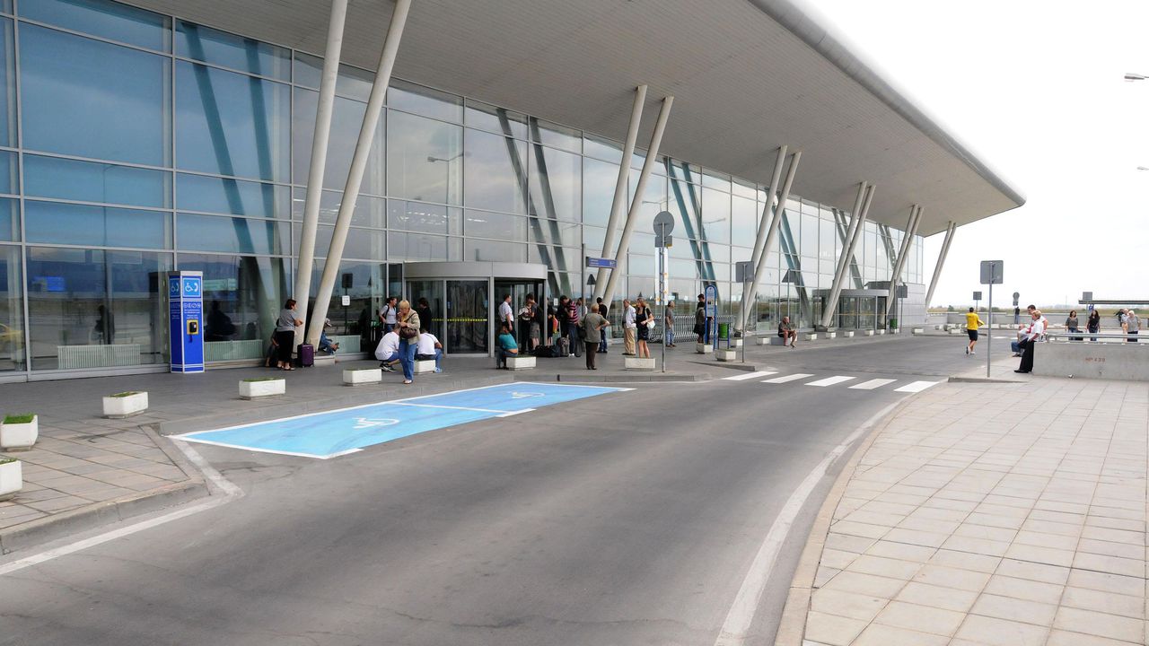 Пътници чакат от часове на Летище София