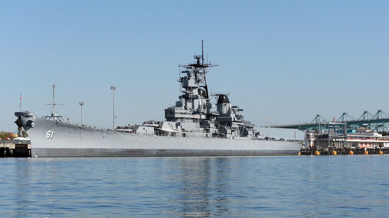 Американски миноносец и румънска корвета извършиха учения в Черно море, отряд руски кораби влезе в А