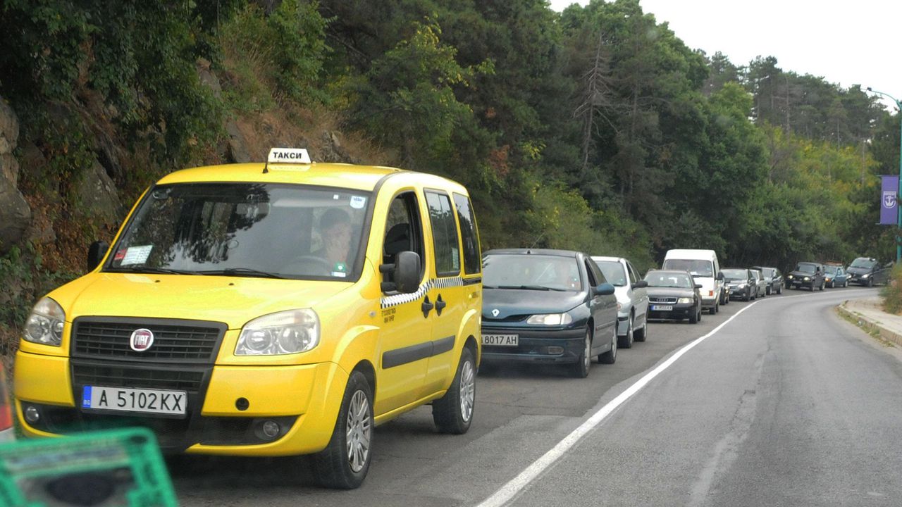 Големи задръствания се образуваха на Е-79 заради трафика от Банско