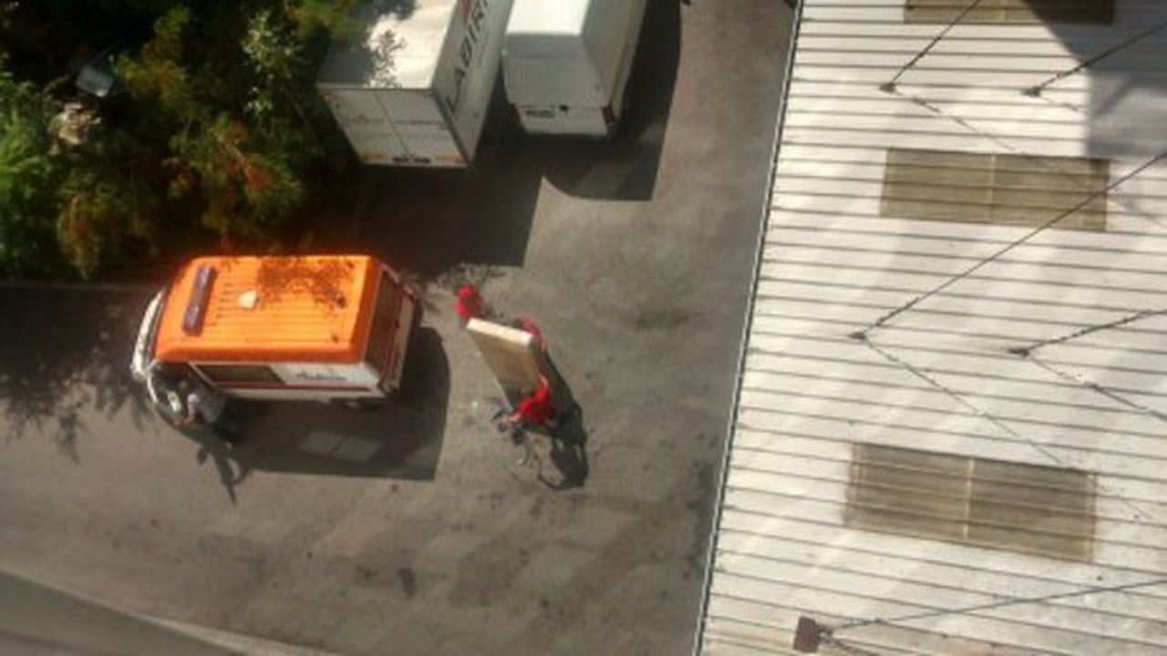 Екип на Спешна помощ товари шкаф в линейка (снимка)