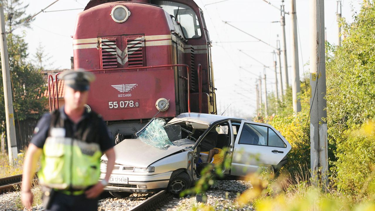 Катастрофа между влак и автомобил по чудо се размина без жертви