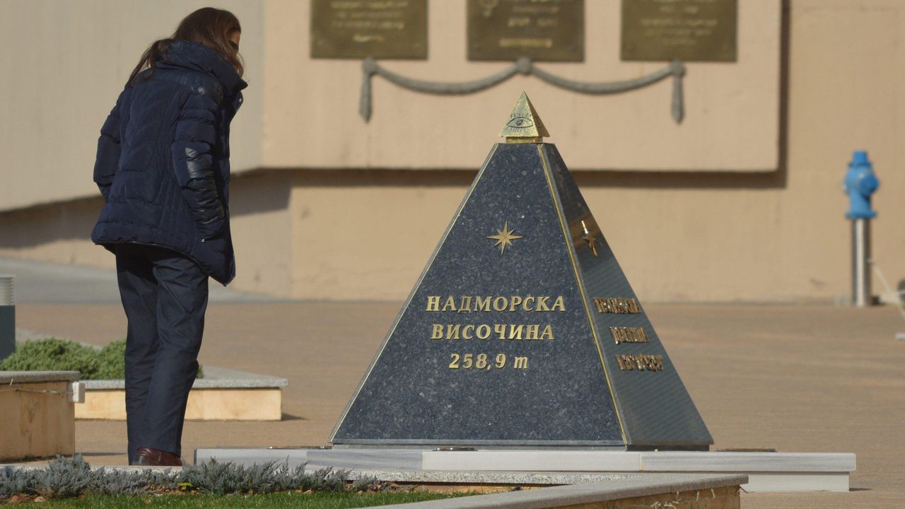 Поругаха новата географска пирамида в Сливен (снимки)