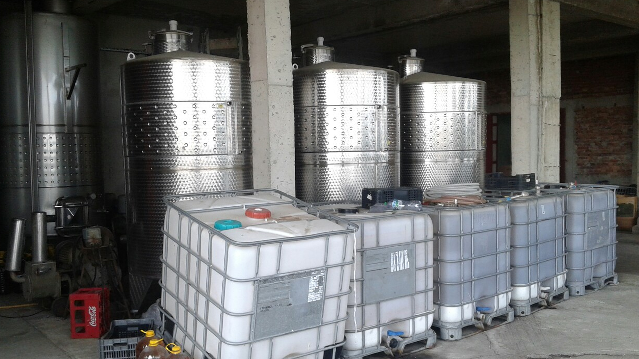 Откриха над 83 000 литра нелегално вино в помориийска изба (снимки)