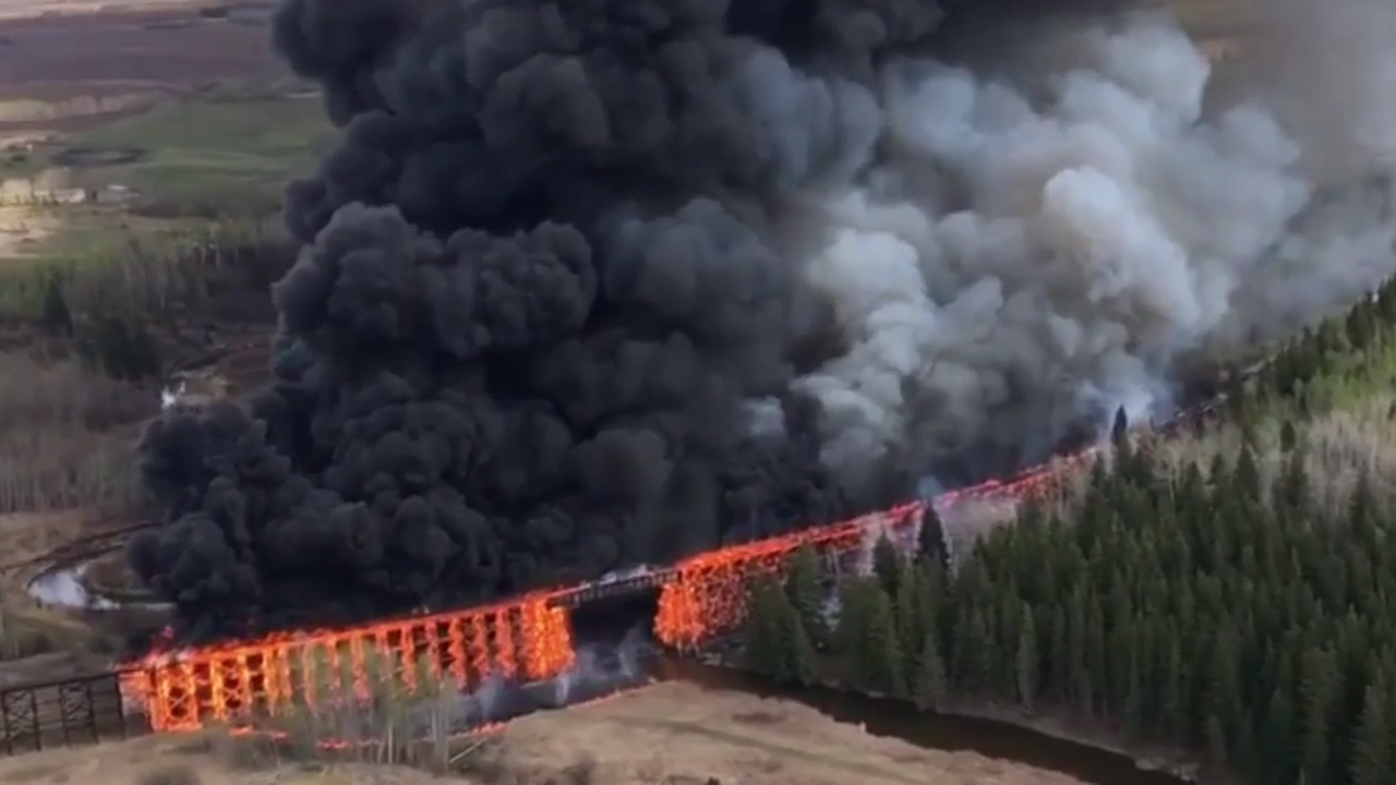 Голям пожар унищожи железопътен мост в Канада