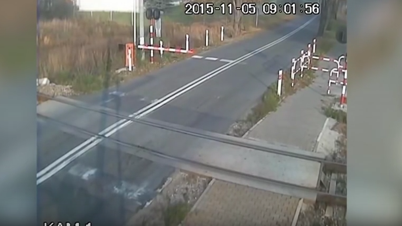Велосипедист бе пометен от влак, оцеля по чудо и го глобиха (видео)