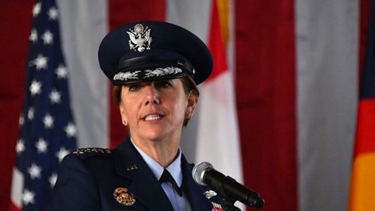 Генерал от ВВС на САЩ стана първата жена начело на бойно командване