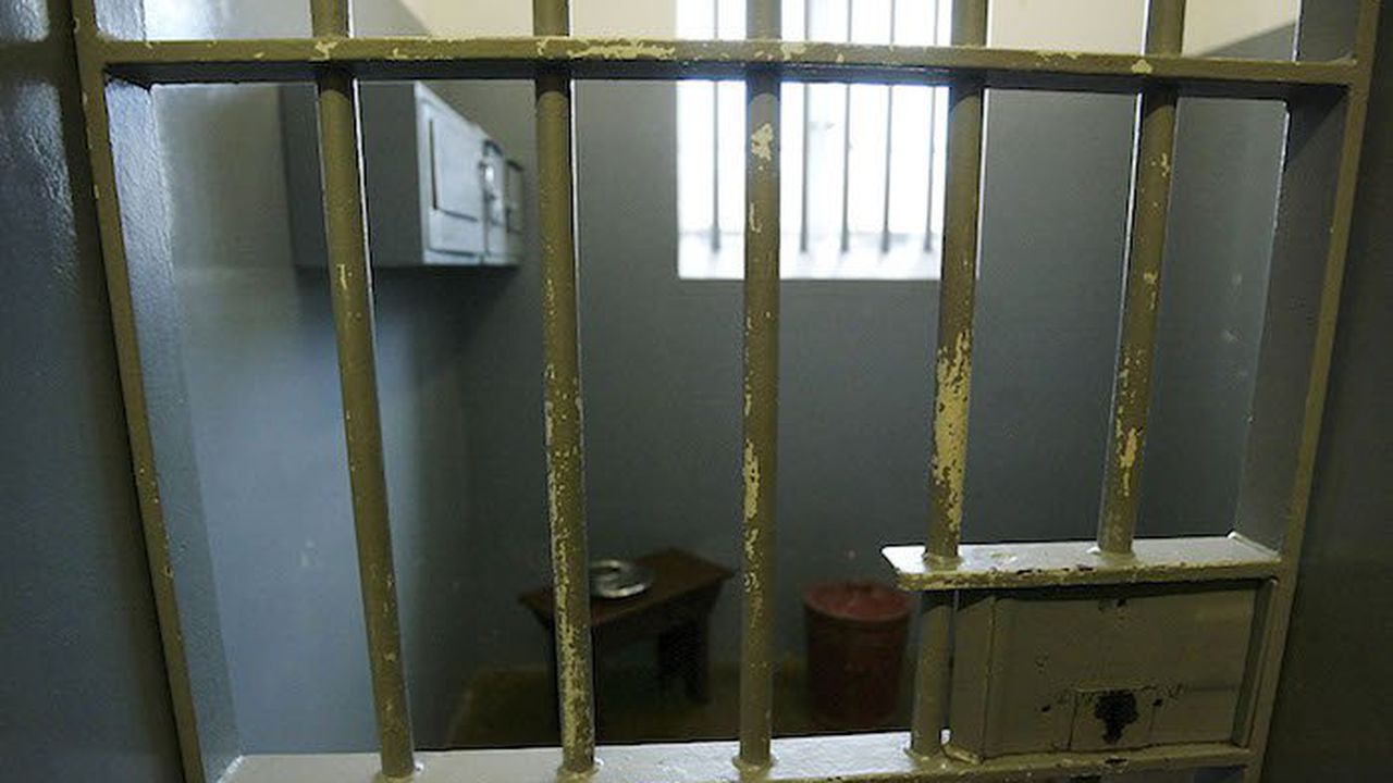 14 г. затвор за мъж, намушкал жена си 5 пъти в магазин в Търговище