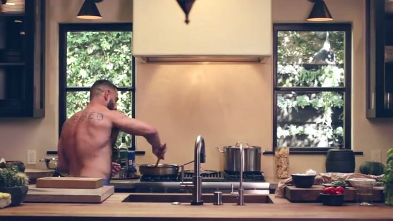 Гол готвач разпалва страстите в кухнята (видео)