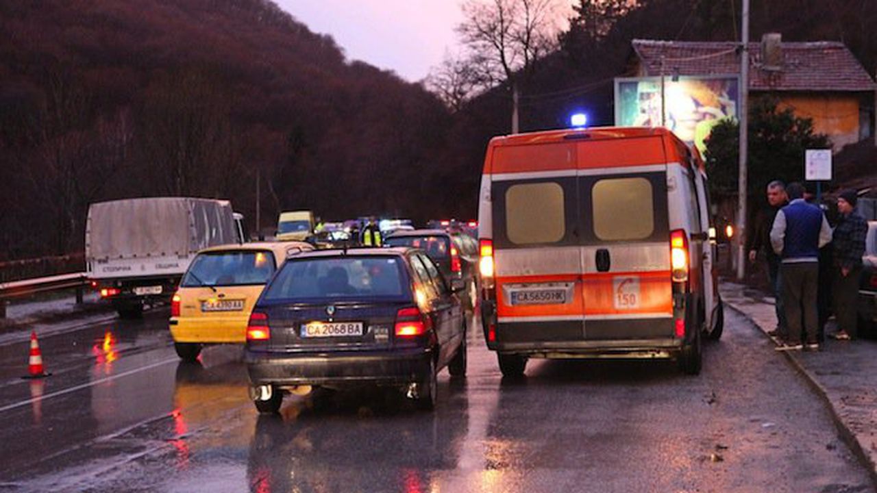 Жена загина, а трима са ранени при тежка катастрофа в района на "Черния кос" (снимки 18+)