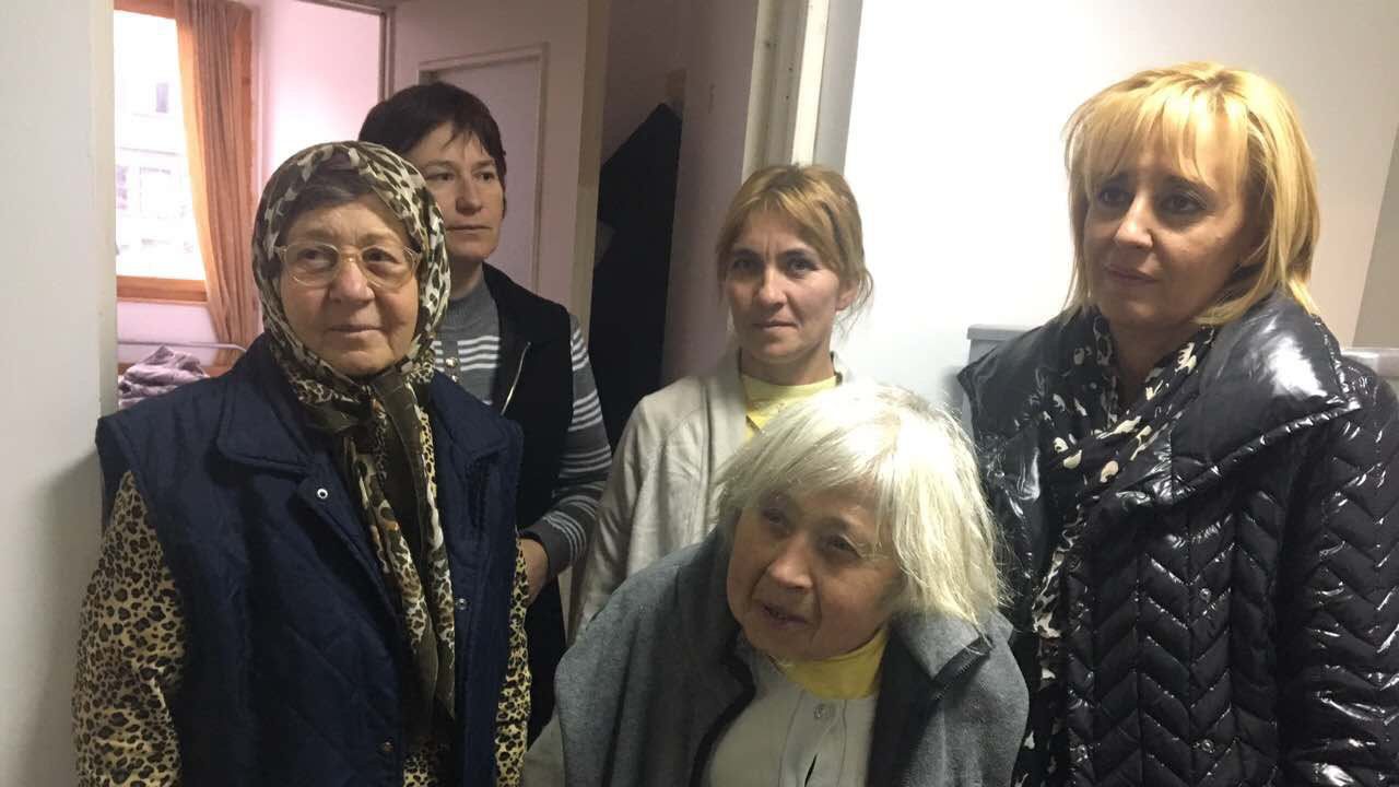 Манолова дари ваучери за храна на хората от Хитрино (снимки)