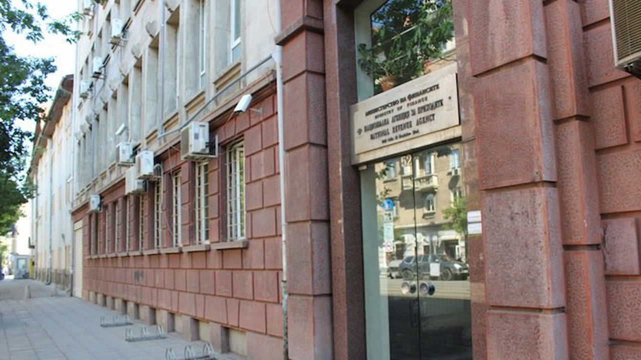 Данъчните възстановяват на родителите по 20 лв. на дете