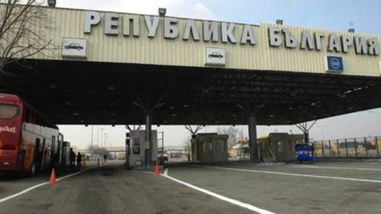 Иззеха контрабандна валута, златни накити и часовници