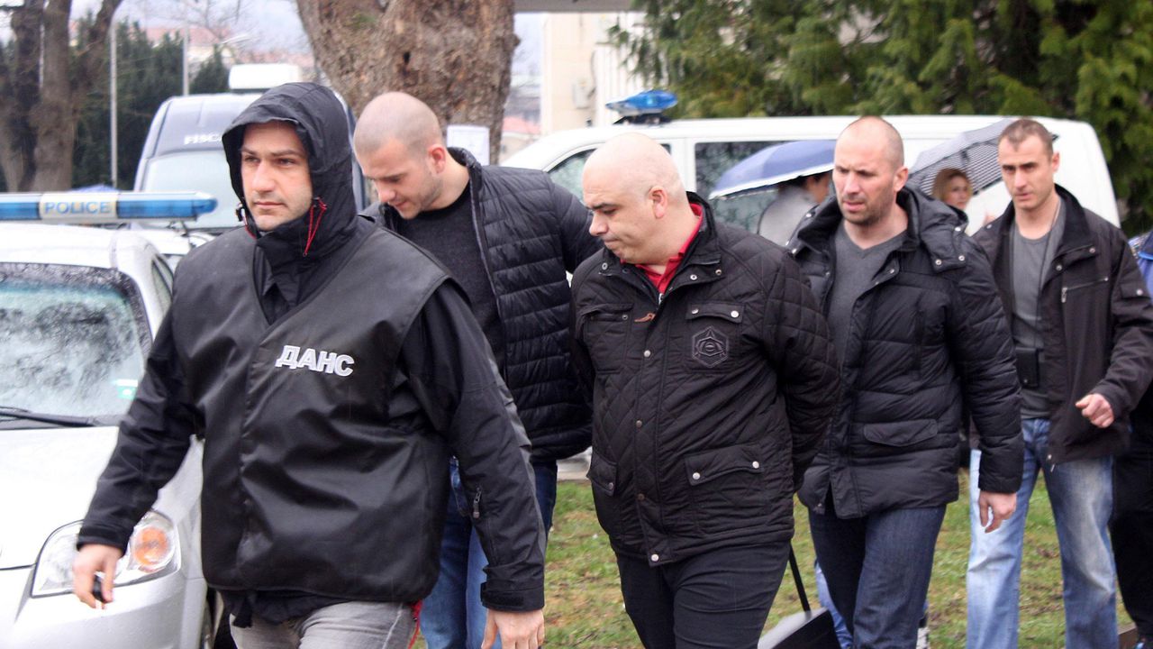 Спецакция във Велико Търново, арестуваха данъчни, изнудвали фирми и бизнесмени (обновена+снимки)