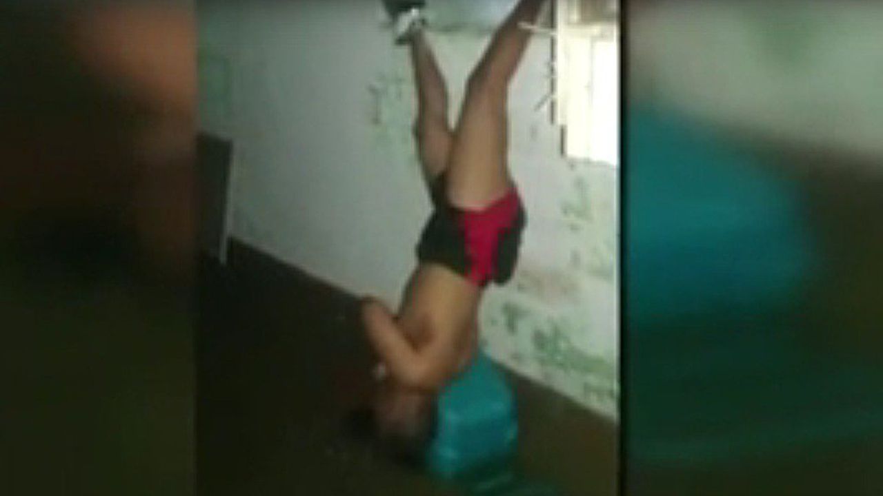 Мъж вися 13 часа с главата надолу (видео)