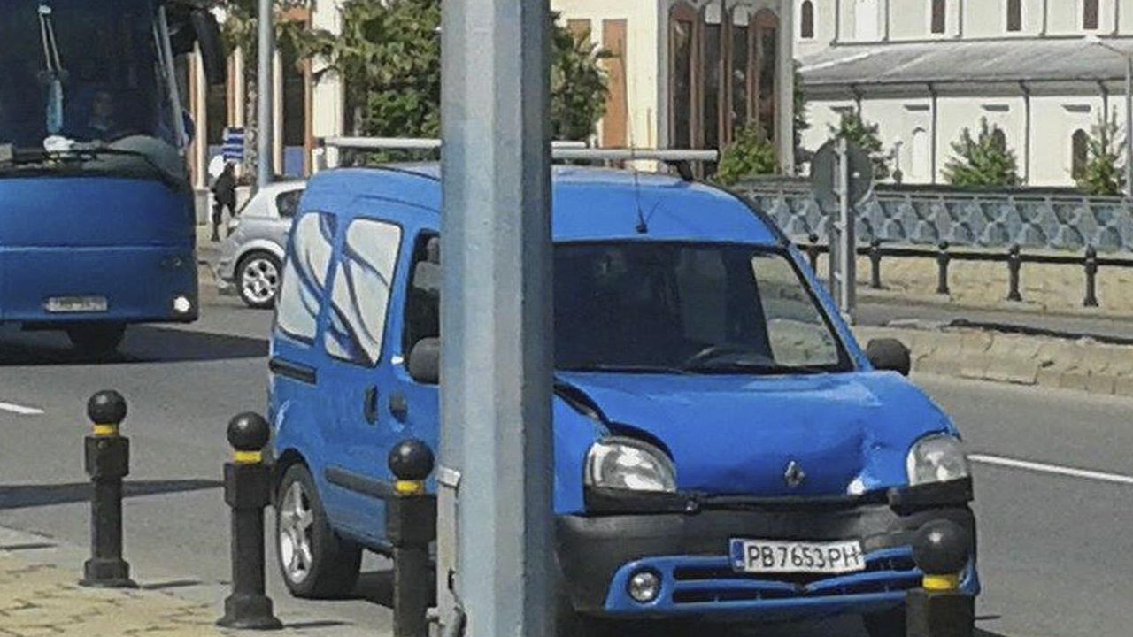Бременна жена в болница след верижна катастрофа в Пловдив (снимки)