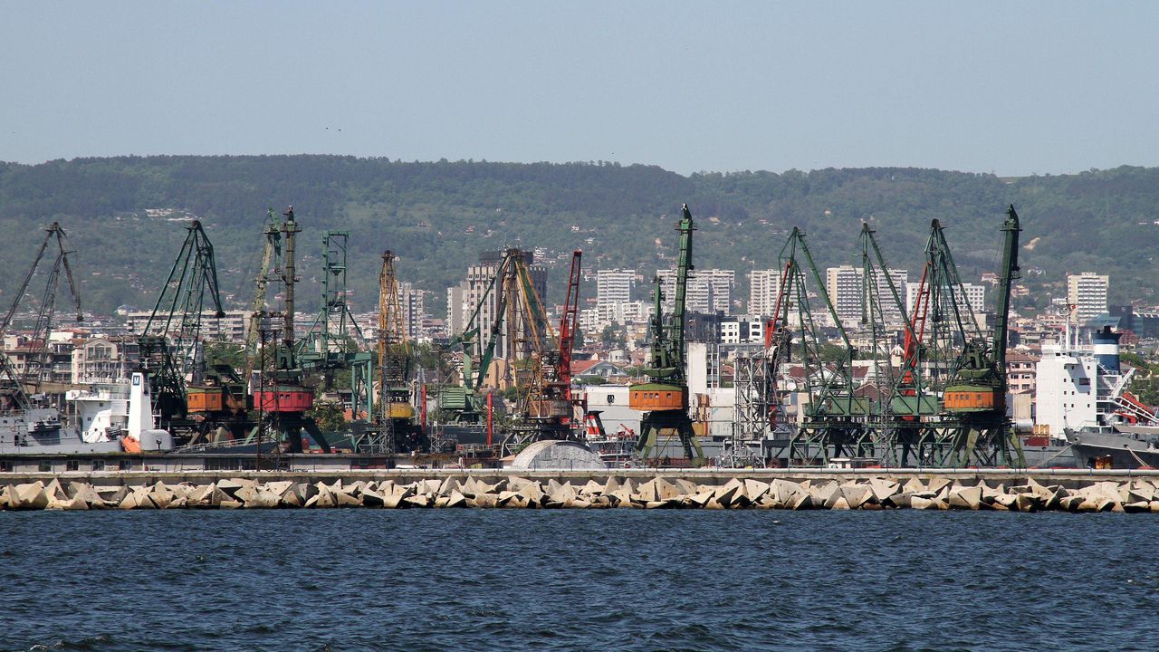 Пристанище Варна е затворено за празни кораби