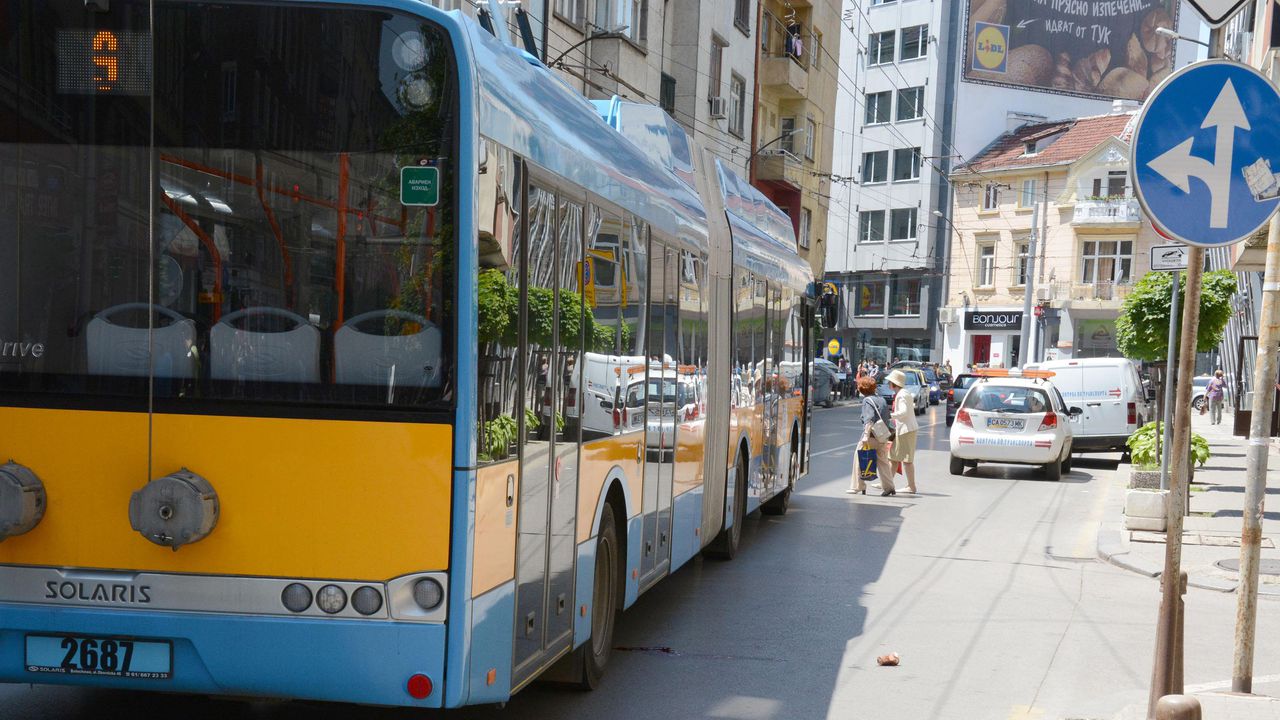 Тролей лети със 70 км/ч в София, мина на червенo на оживено кръстовище в София