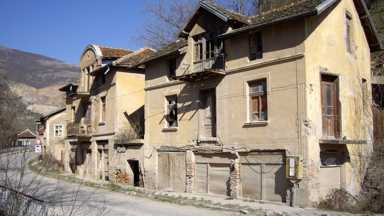 Претърсват изоставени селски къщи за бежанци