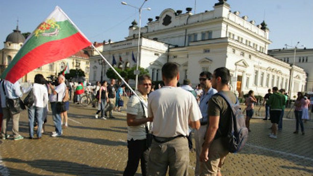 Пчеларите опушиха парламента в знак на протест (видео)