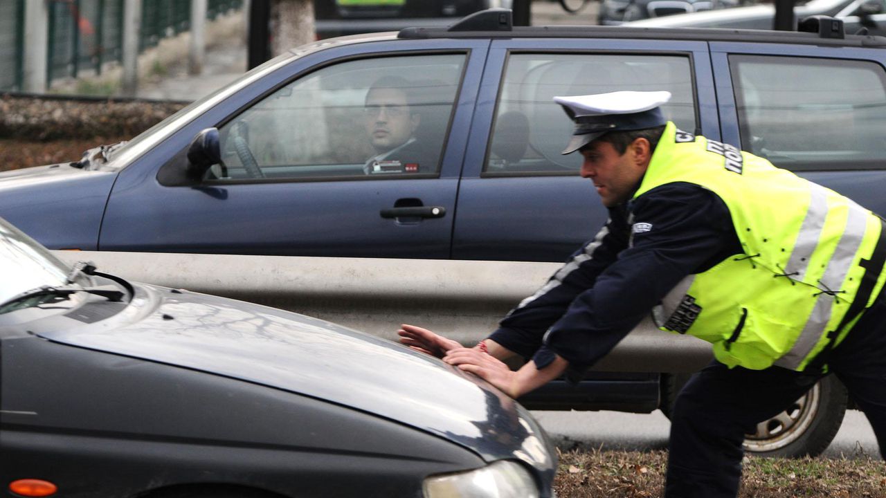 Автомобил се заби в чисто нов електробус във Враца