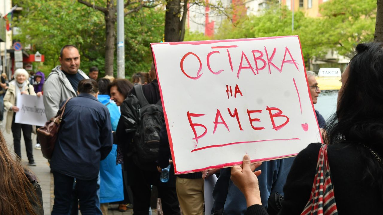 Протест срещу уволнението на директора на НИНКН пред културното министерство - Булфото