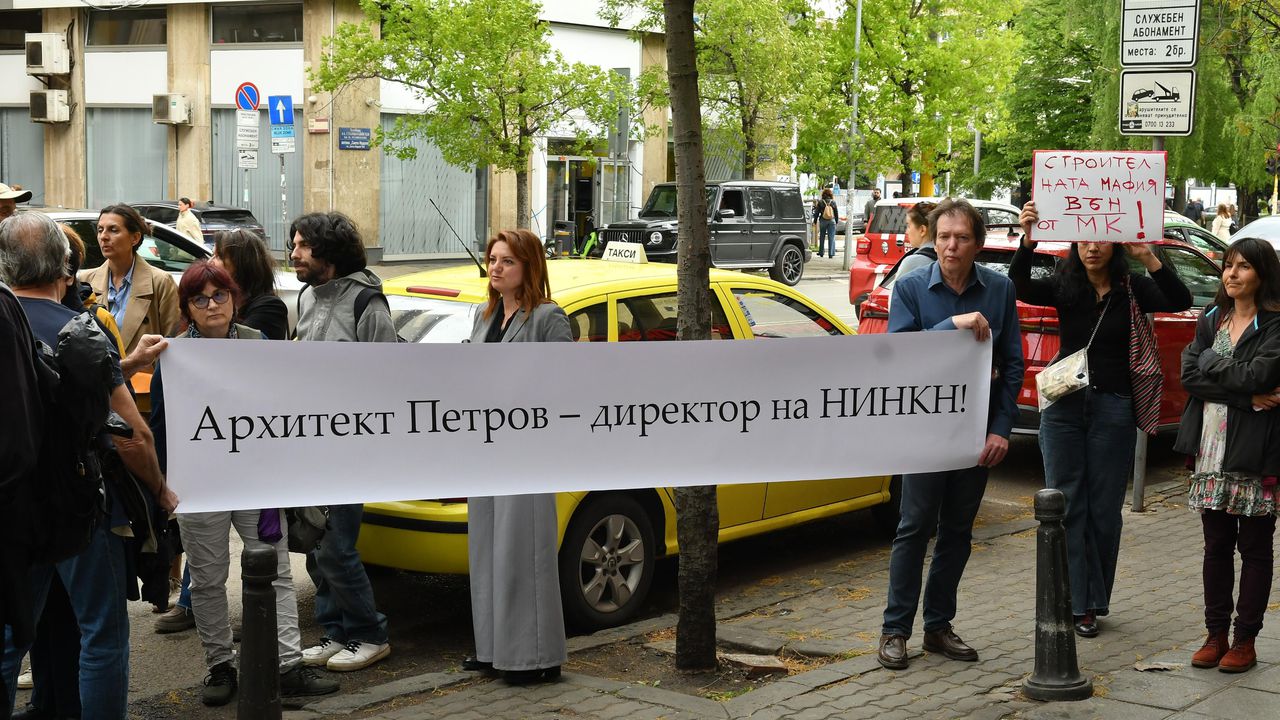 Протест срещу уволнението на директора на НИНКН пред културното министерство