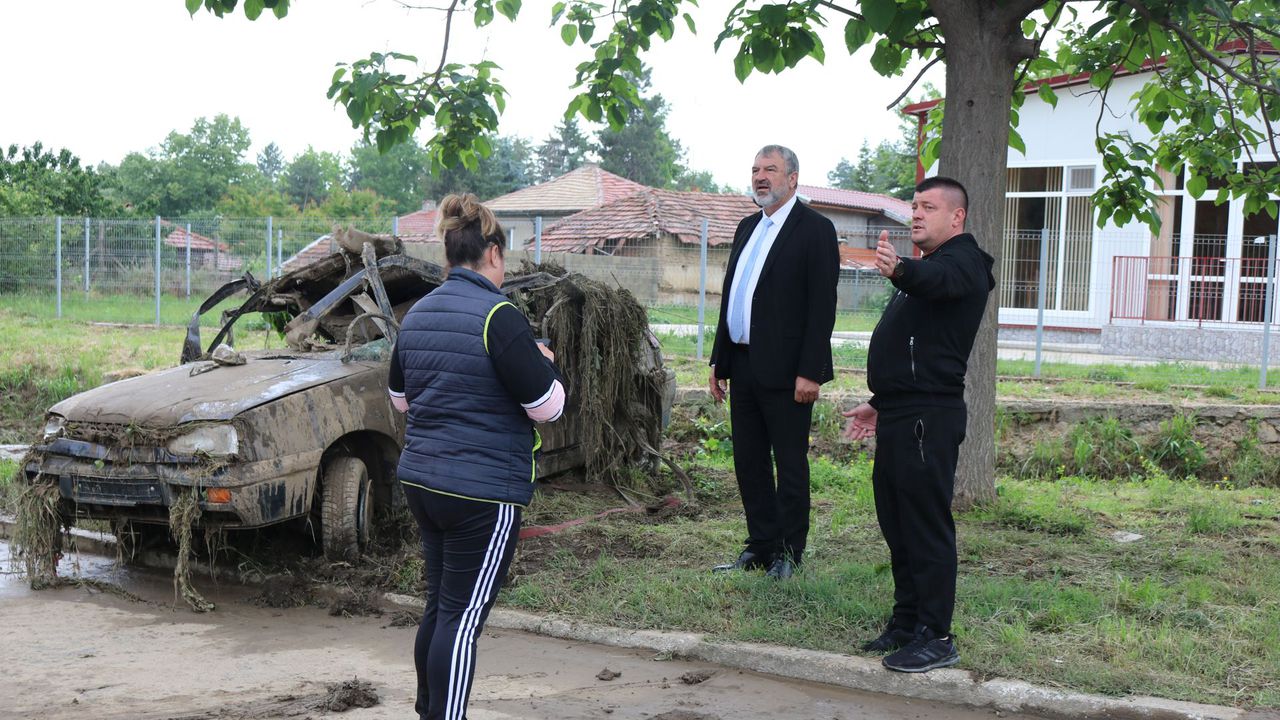Кола се озова в канал заради порой, спря оттока на водата и русенско село се наводни