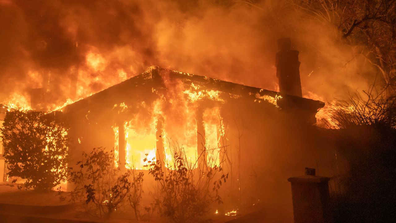 Възрастна жена загина при пожар в дома си