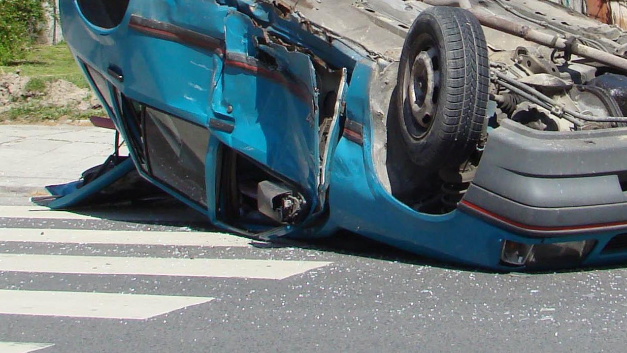 Пияна шофьорка без книжка се обърна по таван в Шумен