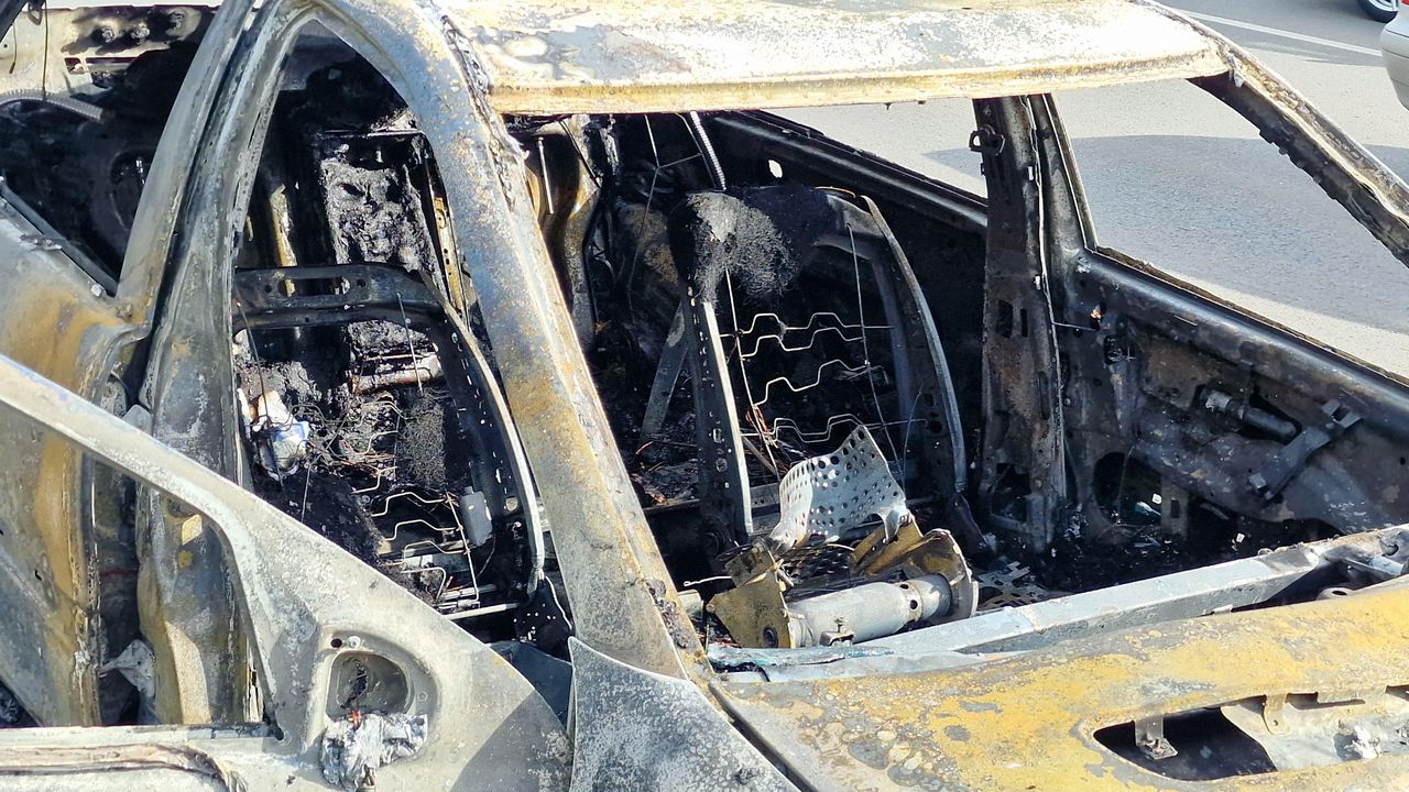 Пиян шофьор се блъсна в дърво – колата изгоря на пътя между Новосел и Шумен