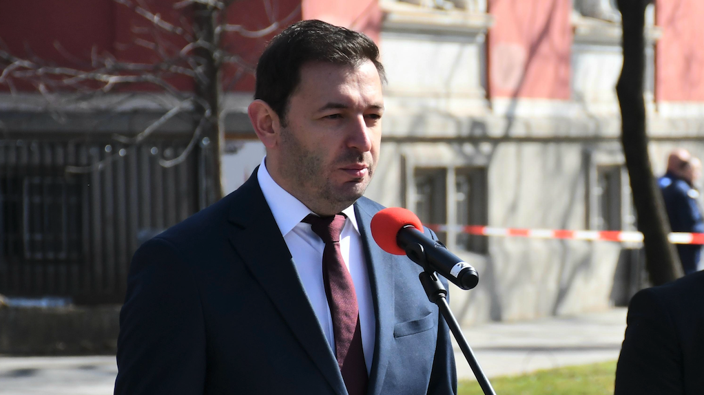 Изведоха с полиция от сградата на СО зам.-кмета Никола Барбутов