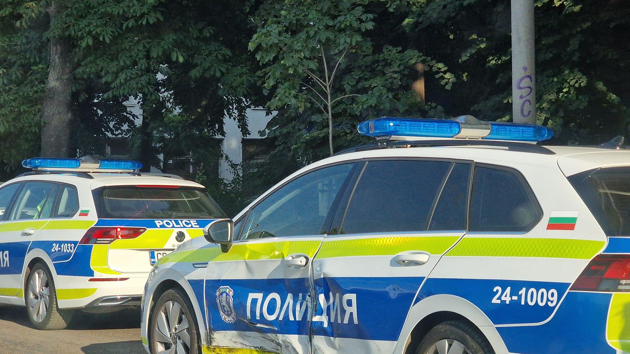 Автомобил се заби в патрулка на столичен булевард
