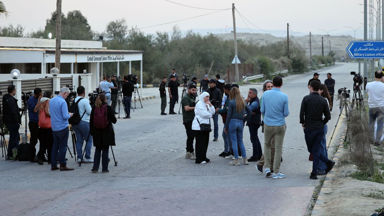 Британският медиен гигант Би Би Си и три от най-големите