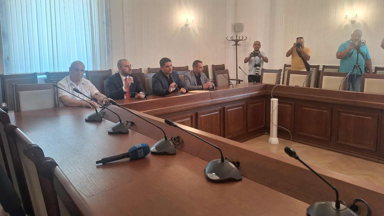 Възможно е вотът на недоверие през септември да е само един, от ПП-ДБ искат разширяване на темата му