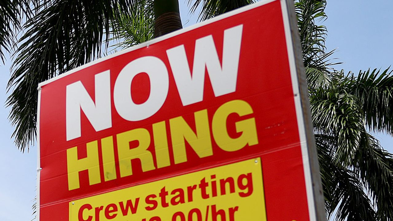 Броят на американците, подали молби за помощи при безработица, се