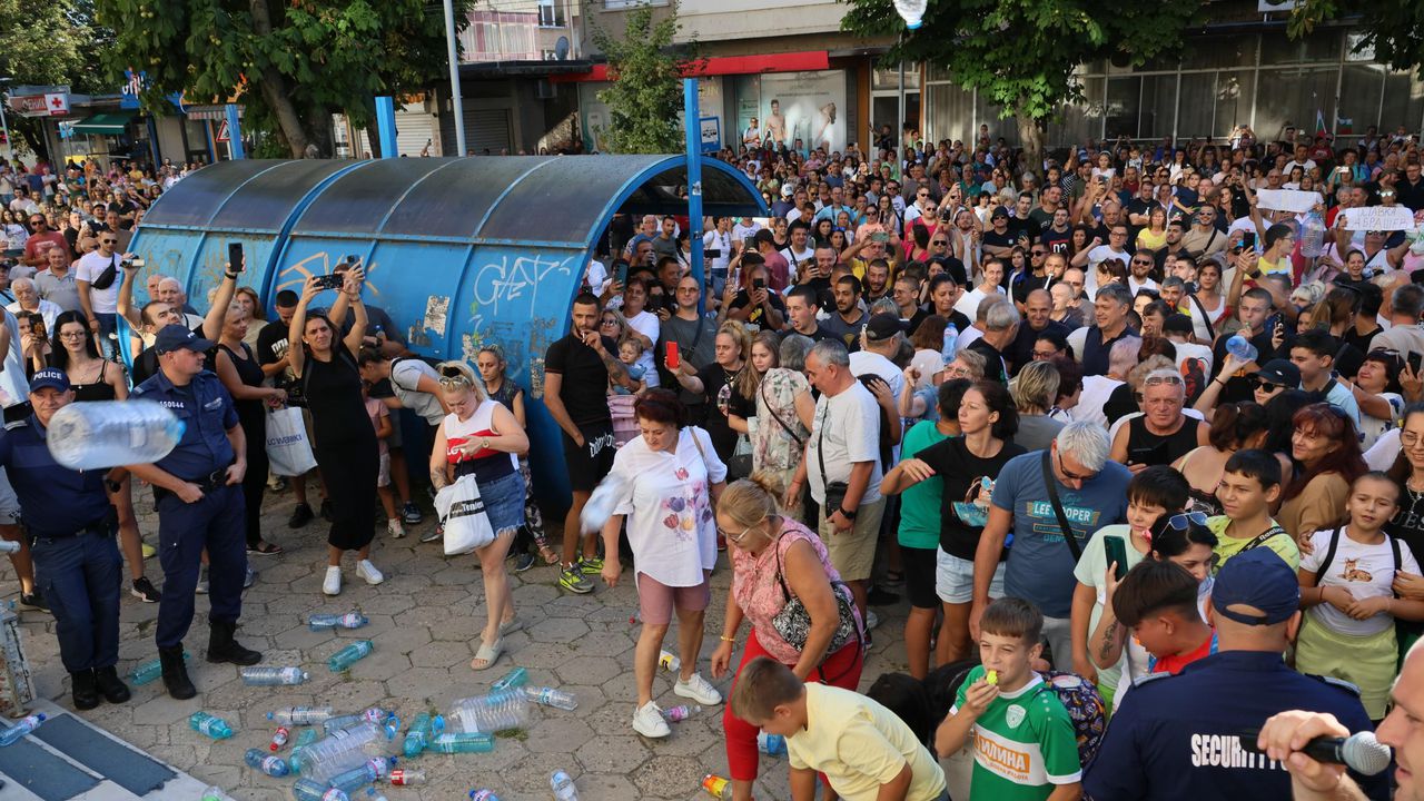 Втори протест срещу безводието в Плевен, празни бутилки и туби полетяха към сградите на "ВиК" и Общината