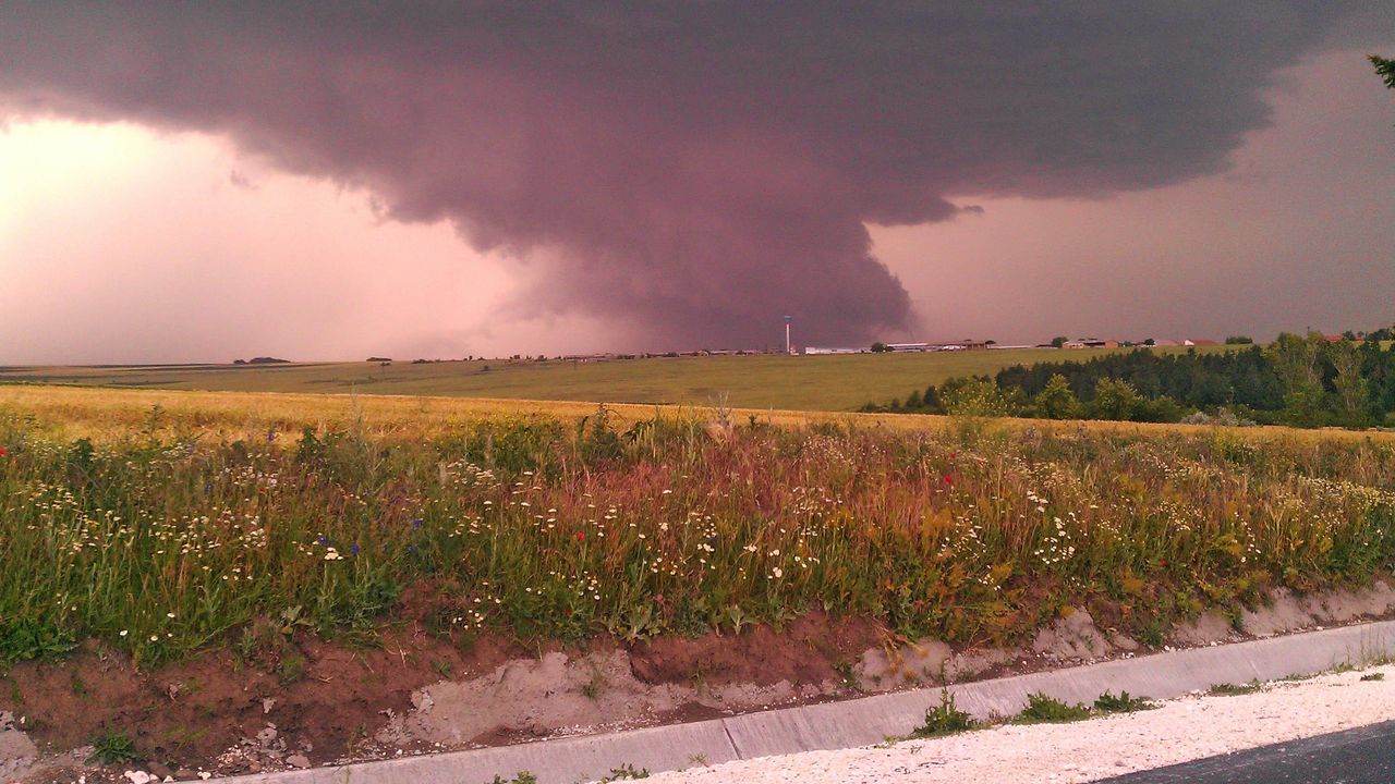 Мощна вихрушка, определяна от очевидци като смерч или торнадо, предизвика