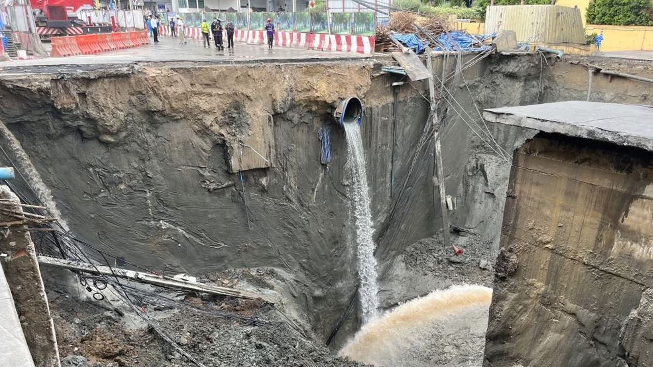 Огромна дупка зейна насред оживена улица пред болница в централната