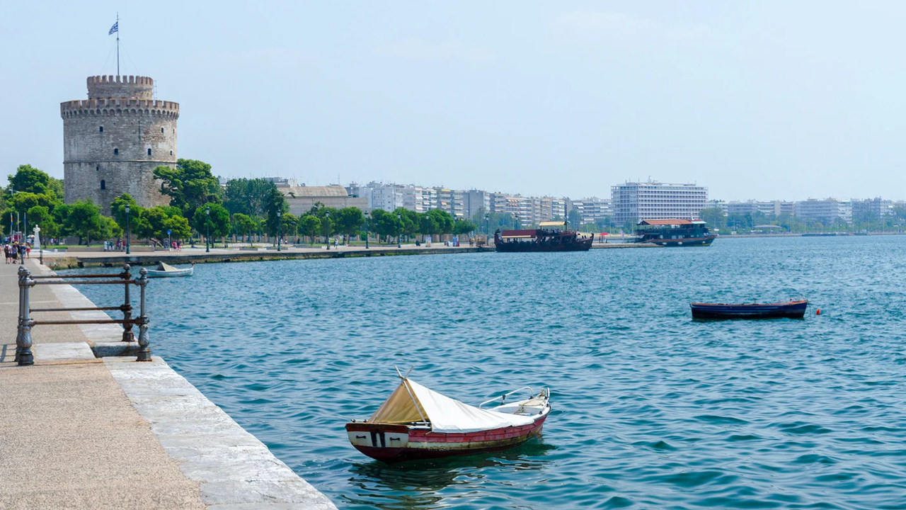 Спират разрешителни за имоти Airbnb в Солун, Санторини, Ханя, Парос и Халкидики