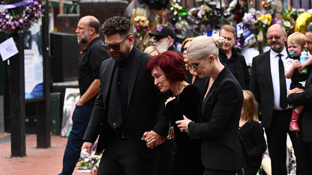 След смъртта на съпруга си, а малко по-късно и на