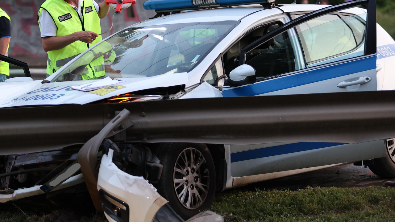 По информация на полицията няма пострадали.Пробите на двамата водачи за