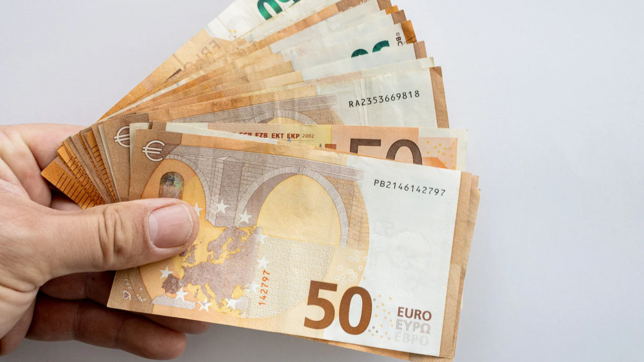 Според репортажа мъжът е излязъл от жилището си и е