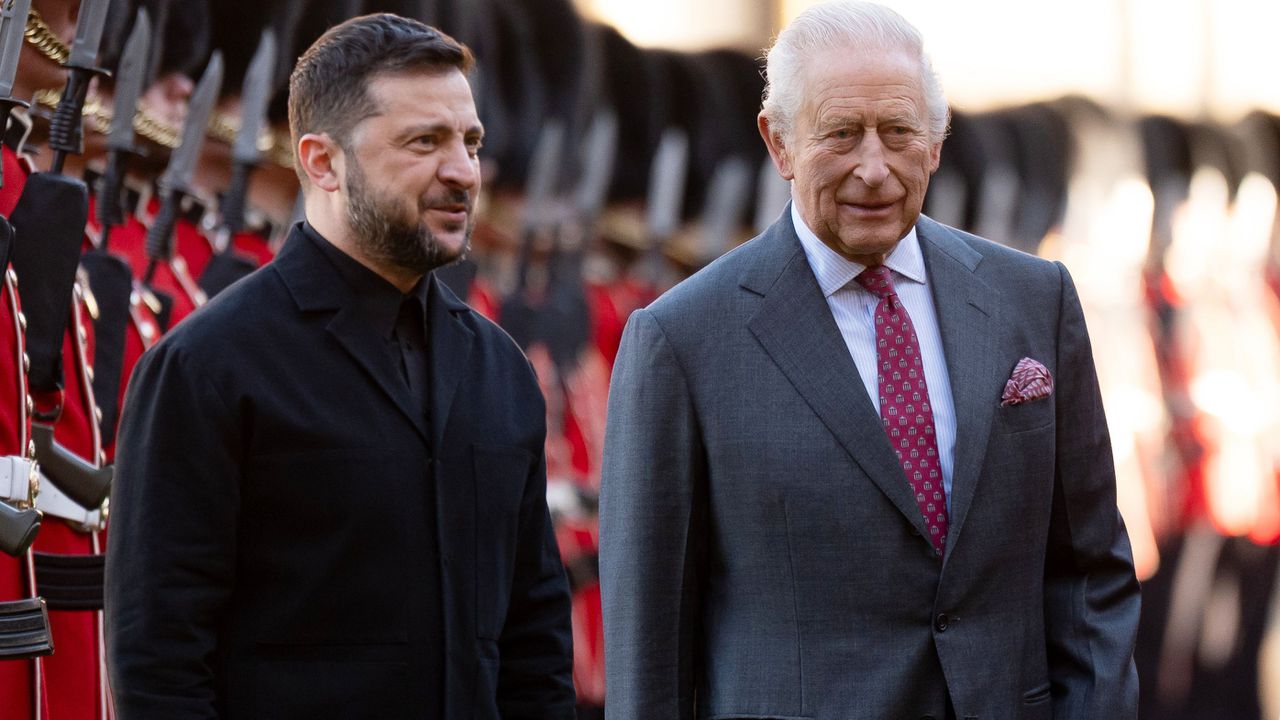 Държавният глава на Украйна беше посрещнат с кралски салют, а