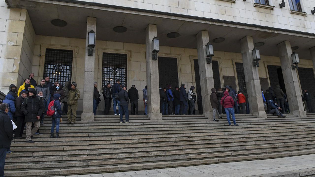 Цената на монетата при пускане в обращение е 2590 лева